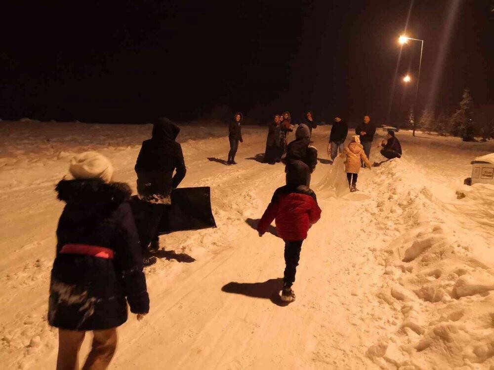 Konya’da gece yarısı tepsi ve poşetle kayak keyfi