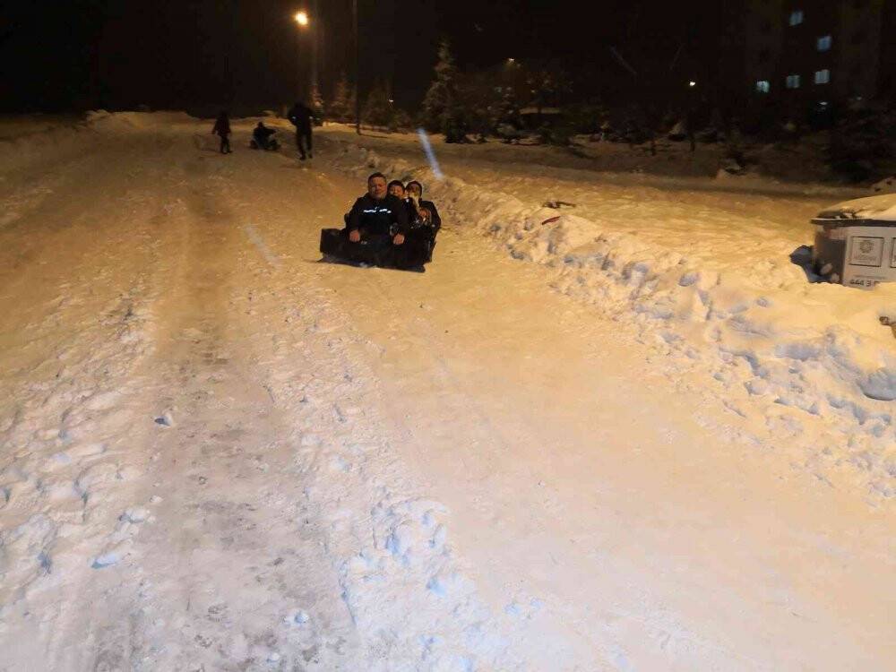 Konya’da gece yarısı tepsi ve poşetle kayak keyfi