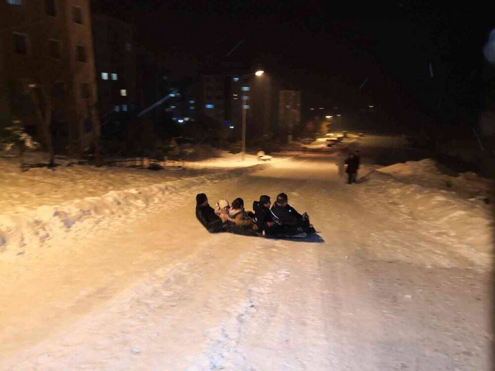 Konya’da gece yarısı tepsi ve poşetle kayak keyfi