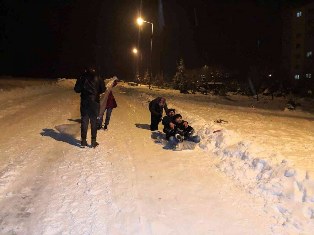 Konya’da gece yarısı tepsi ve poşetle kayak keyfi