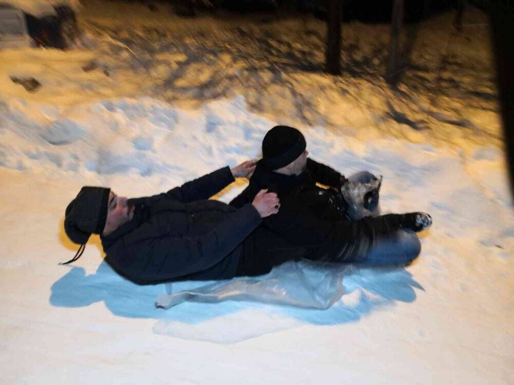 Konya’da gece yarısı tepsi ve poşetle kayak keyfi