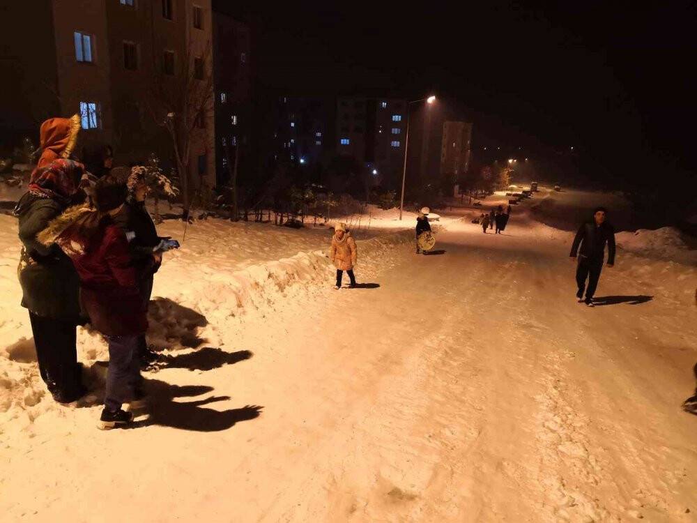 Konya’da gece yarısı tepsi ve poşetle kayak keyfi