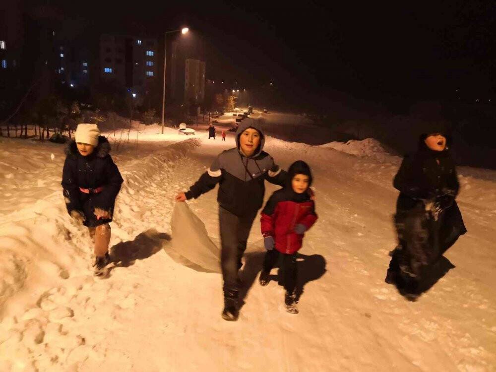 Konya’da gece yarısı tepsi ve poşetle kayak keyfi