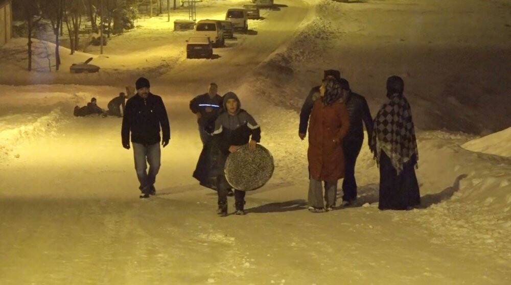 Konya’da gece yarısı tepsi ve poşetle kayak keyfi