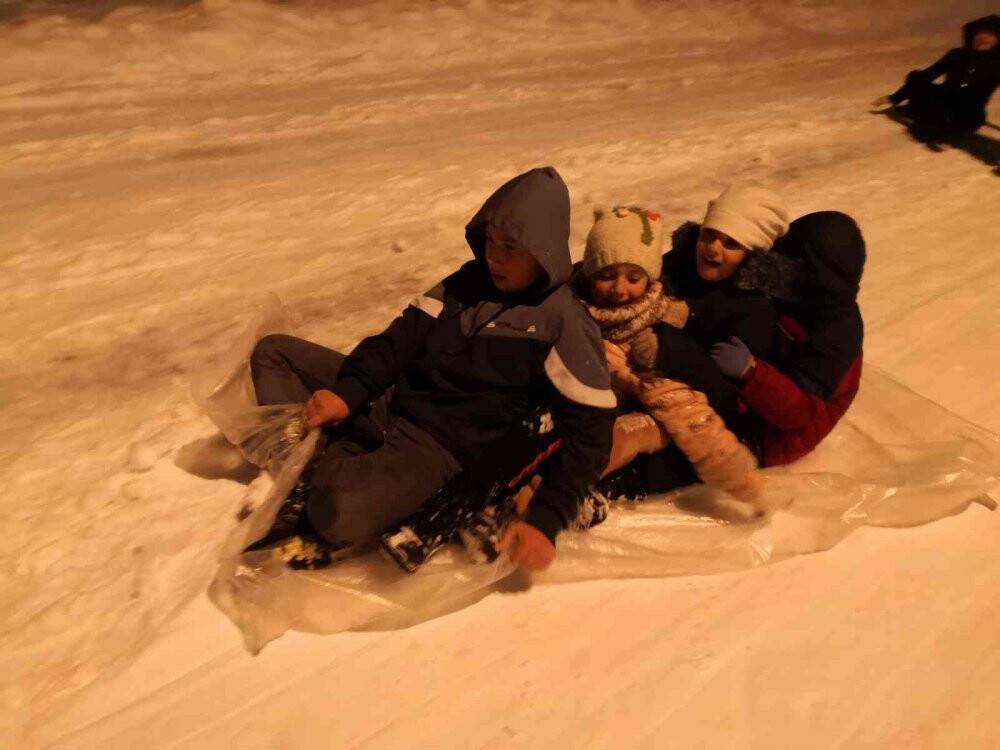 Konya’da gece yarısı tepsi ve poşetle kayak keyfi