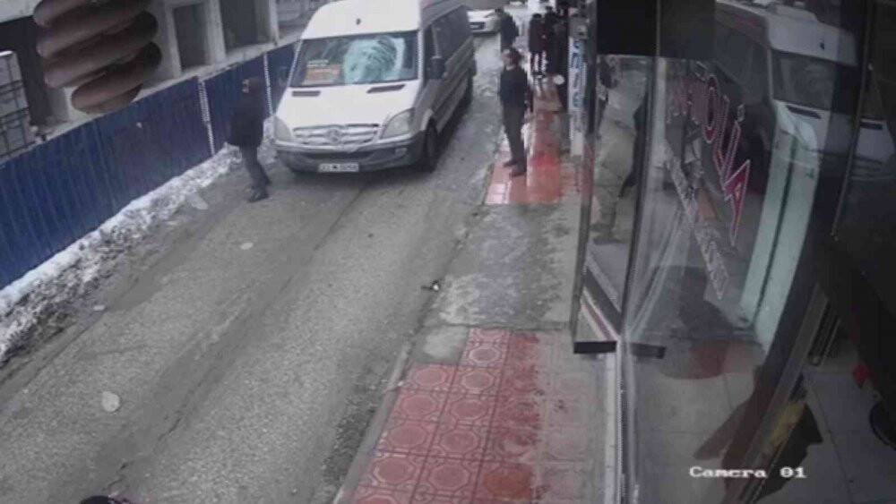 Seyir halindeki minibüsün üzerine buz kütlesi düştü