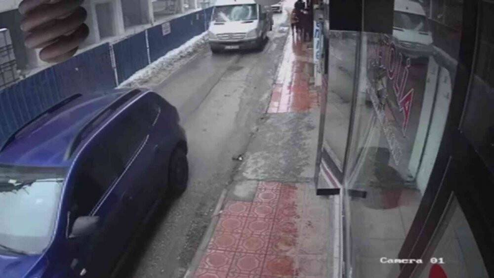 Seyir halindeki minibüsün üzerine buz kütlesi düştü