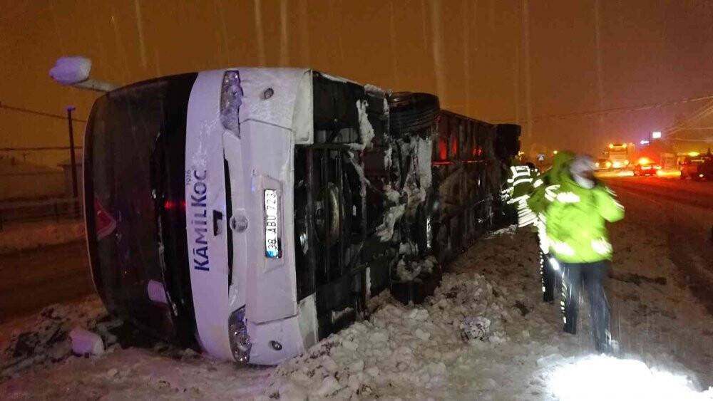 Tokat’taki kazada yaralılar camdan çıkartıldı