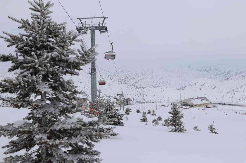 Yıldız Dağı’nda kar kalınlığı 1,5 metre oldu, kartpostallık görüntüler oluştu