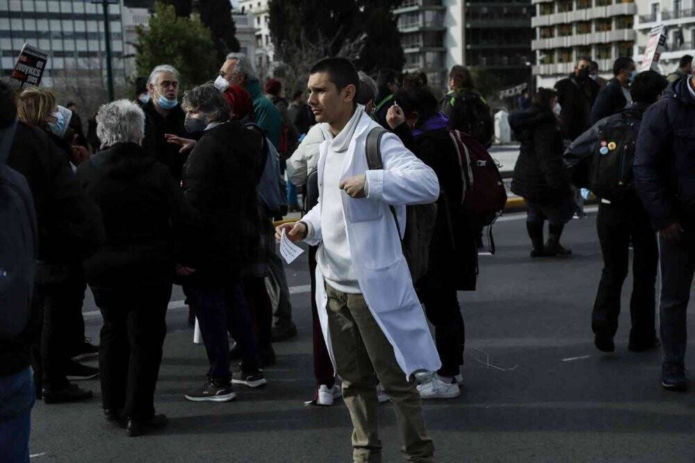 Yunanistan’da sağlık çalışanları yine sokaklara döküldü