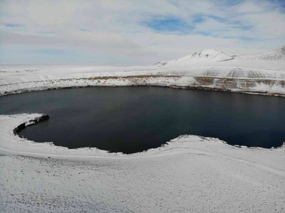 Acıgöl krater gölünden kar manzaraları