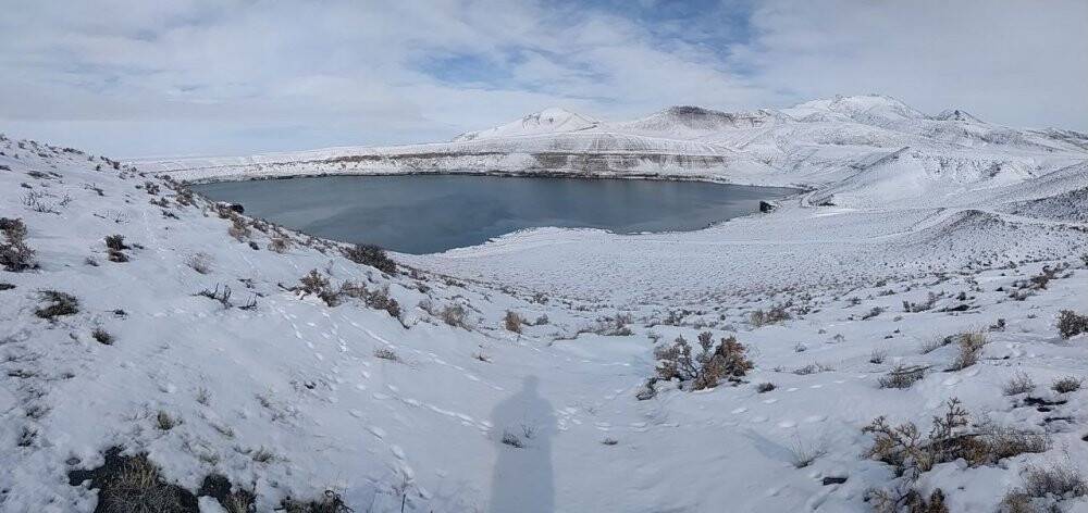 Acıgöl krater gölünden kar manzaraları