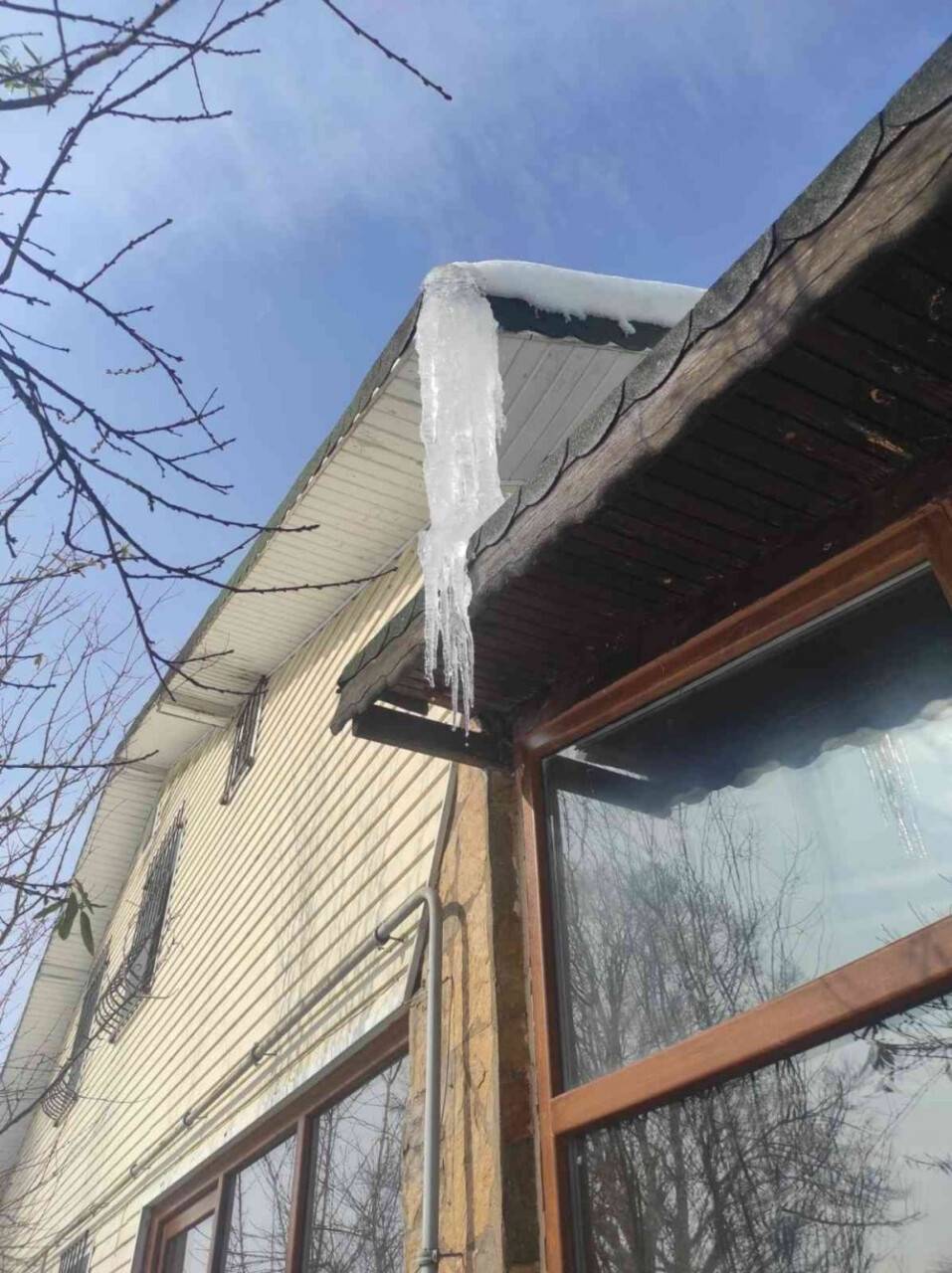 Buz sarkıtları ve çatılardaki karlara dikkat
