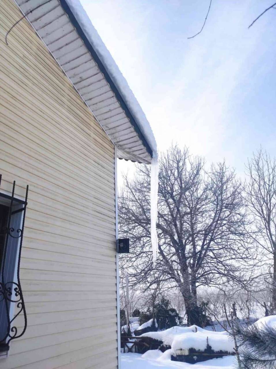 Buz sarkıtları ve çatılardaki karlara dikkat