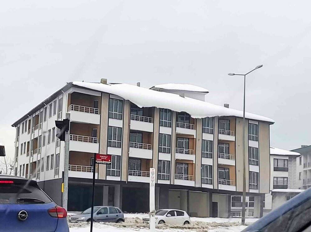 Buz sarkıtları ve çatılardaki karlara dikkat