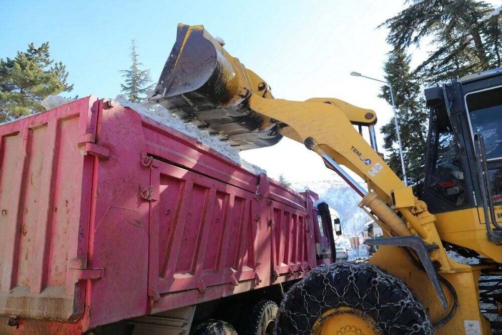 Kar yığınları kamyonlarla taşınıyor