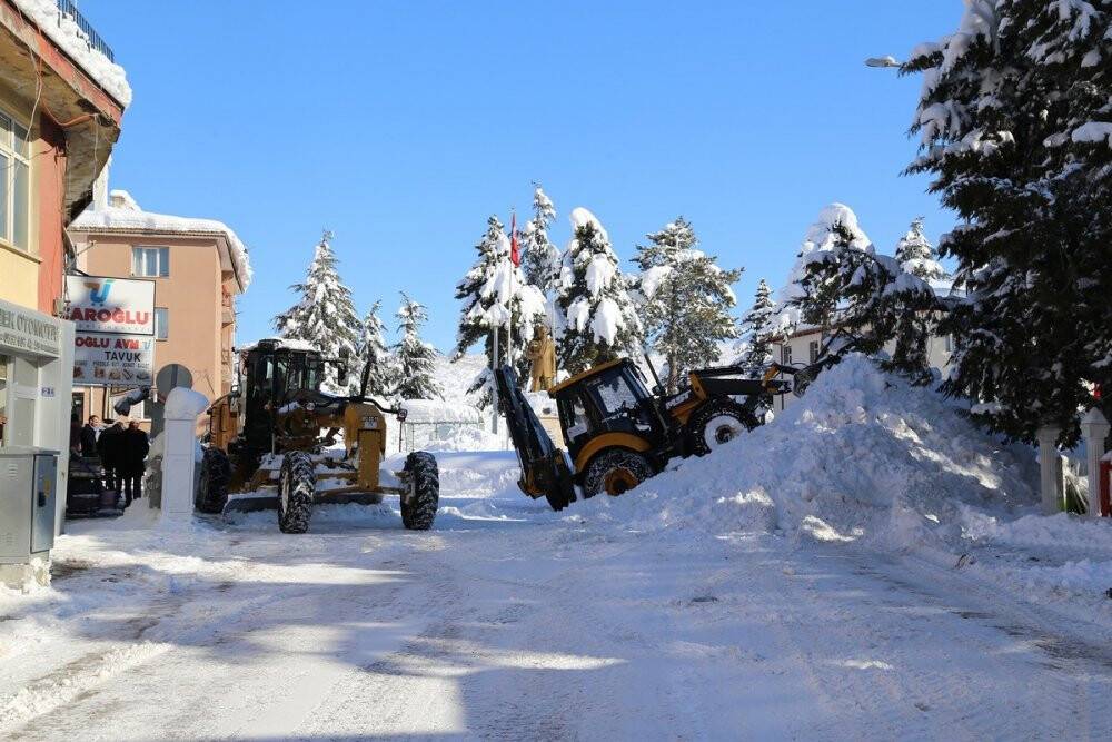Kar yığınları kamyonlarla taşınıyor