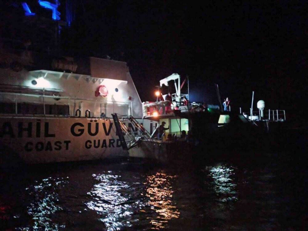 Motor yat içinde 23 düzensiz göçmen yakalandı
