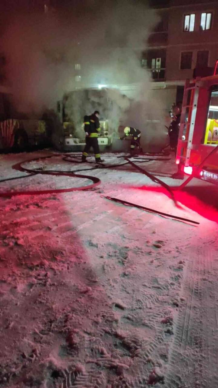 Park halindeki midibüs alev alev yandı