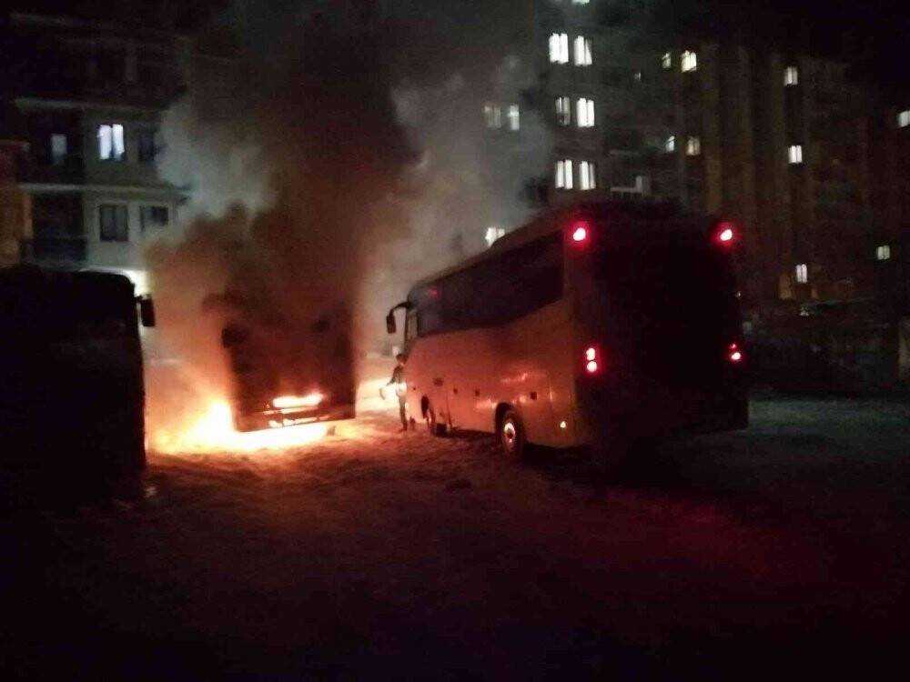 Park halindeki midibüs alev alev yandı