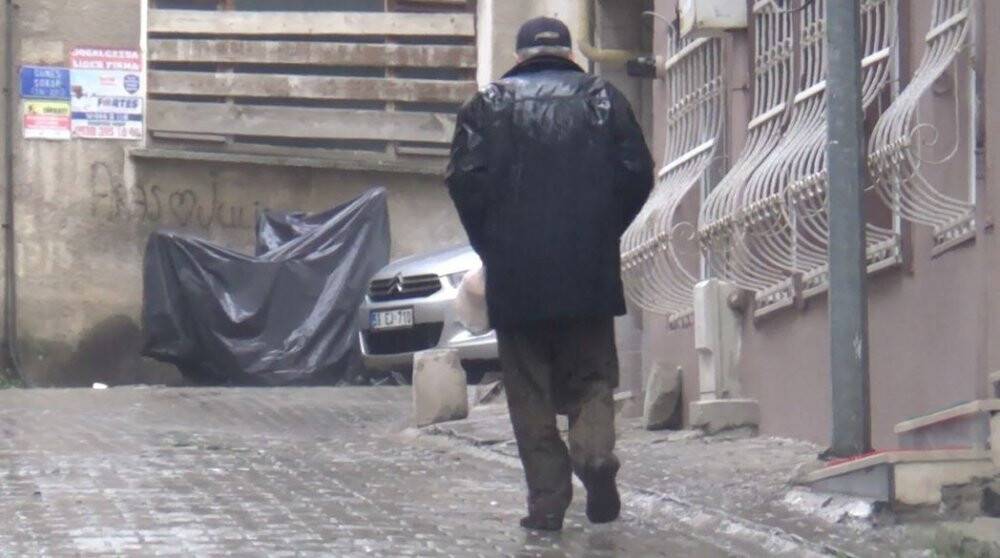 Sağanak yağış şiddetini artırdı: Bozuk mazgallar sokakları felç ediyor