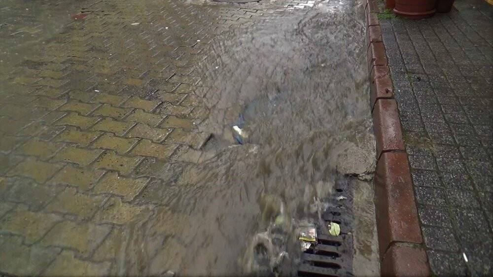 Sağanak yağış şiddetini artırdı: Bozuk mazgallar sokakları felç ediyor