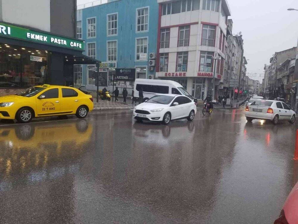 Uzunköprü’de karla karışık yağmur etkili oluyor