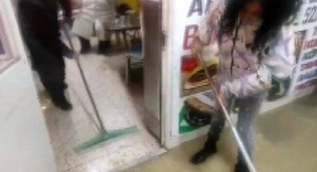 Yarım saat yağmur yağdı, iş yerlerini su bastı