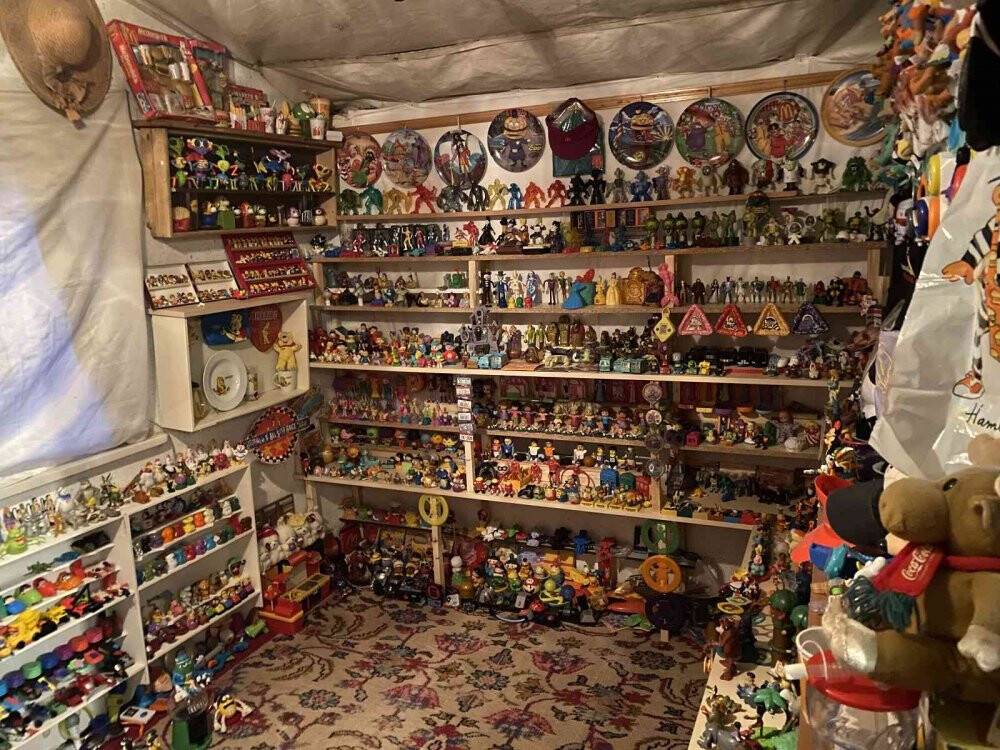 3 oda dolusu oyuncak biriktirdi