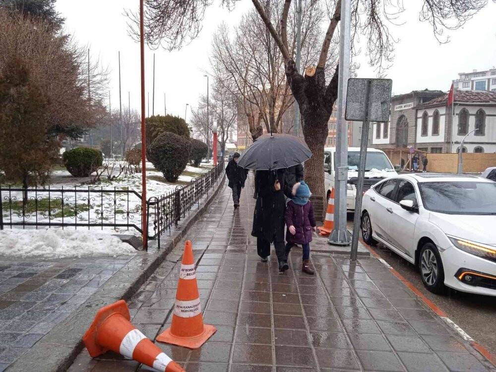 Afyonkarahisar’da kar yağışı başladı