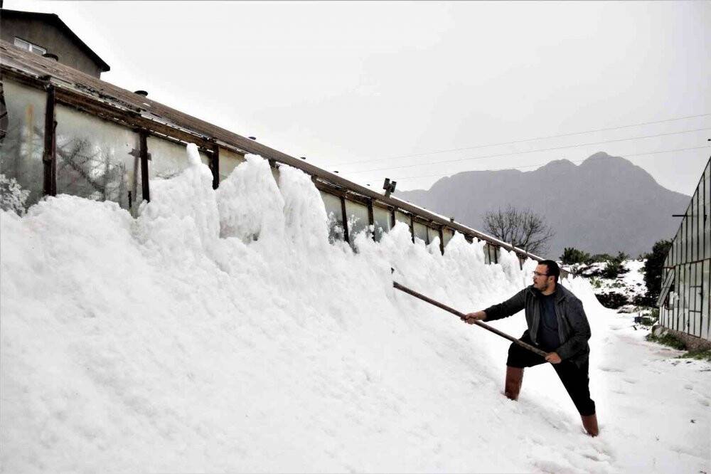 Antalya’da 30 santimetre dolu yağdı, temizlik için iş makineleri seferber oldu