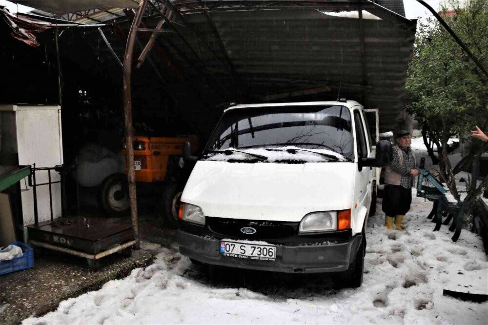 Antalya’da 30 santimetre dolu yağdı, temizlik için iş makineleri seferber oldu