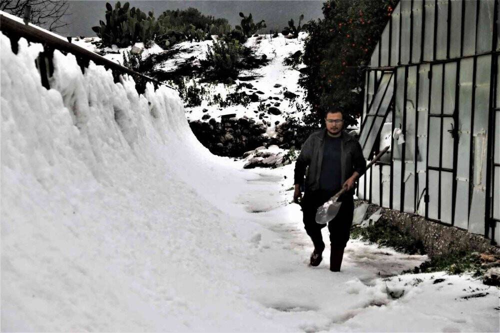 Antalya’da 30 santimetre dolu yağdı, temizlik için iş makineleri seferber oldu