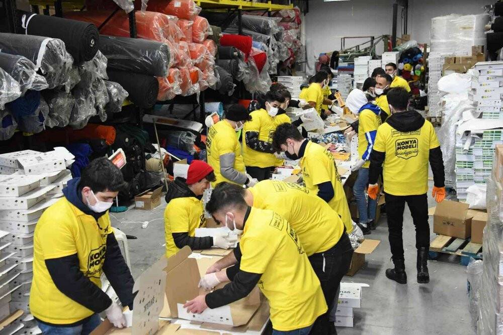 Başkan Altay Konyalı çocukları şivlilik hediyeleriyle sevindiriyor