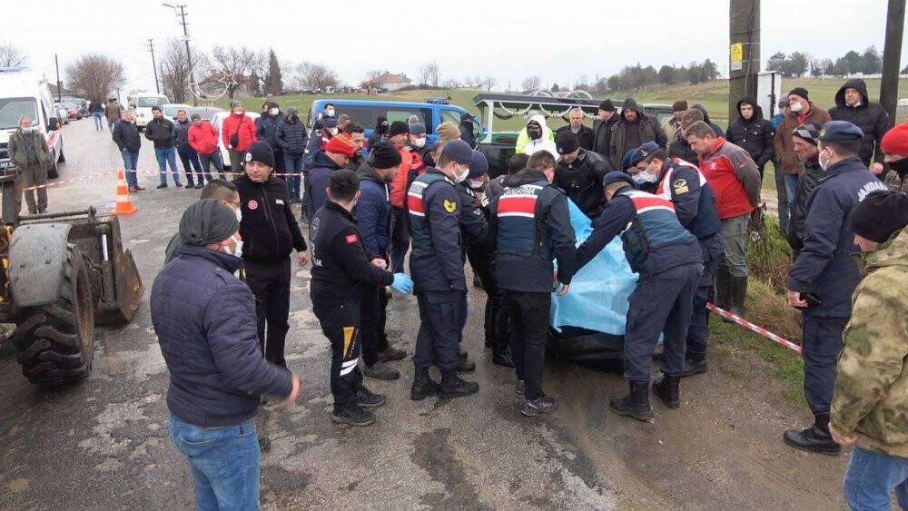Dereye uçan otomobil sürücüsü hayatını kaybetti