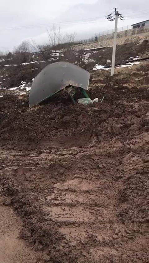 Eriyen kar heyelana sebep oldu