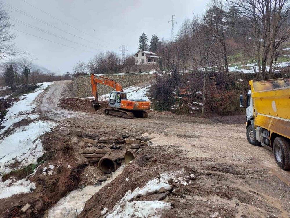 Eriyen kar heyelana sebep oldu