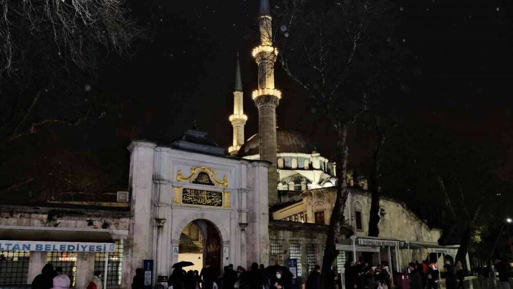 Eyüp Sultan’da Regaip Kandili coşkusu
