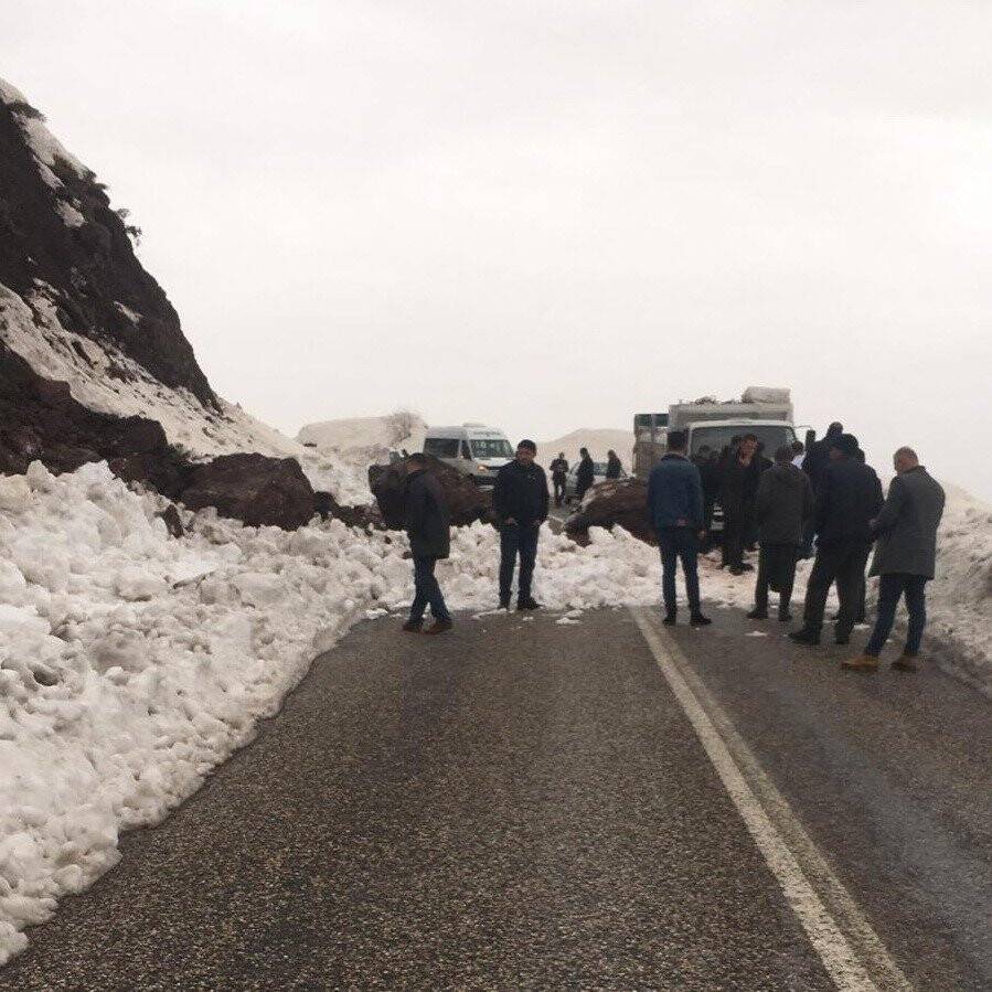 Heyelan yolu trafiğe kapattı