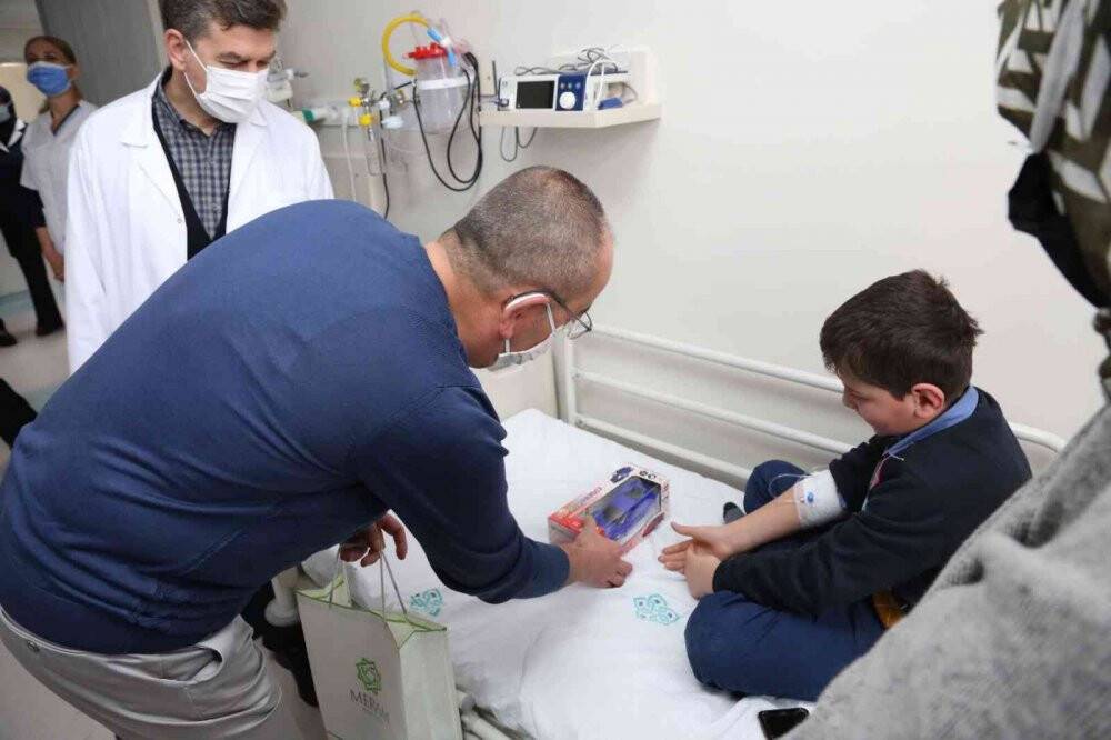 Meram Belediyesi şivlilikte hastanede yatan çocukları unutmadı