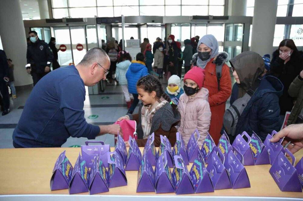 Meram Belediyesi şivlilikte hastanede yatan çocukları unutmadı