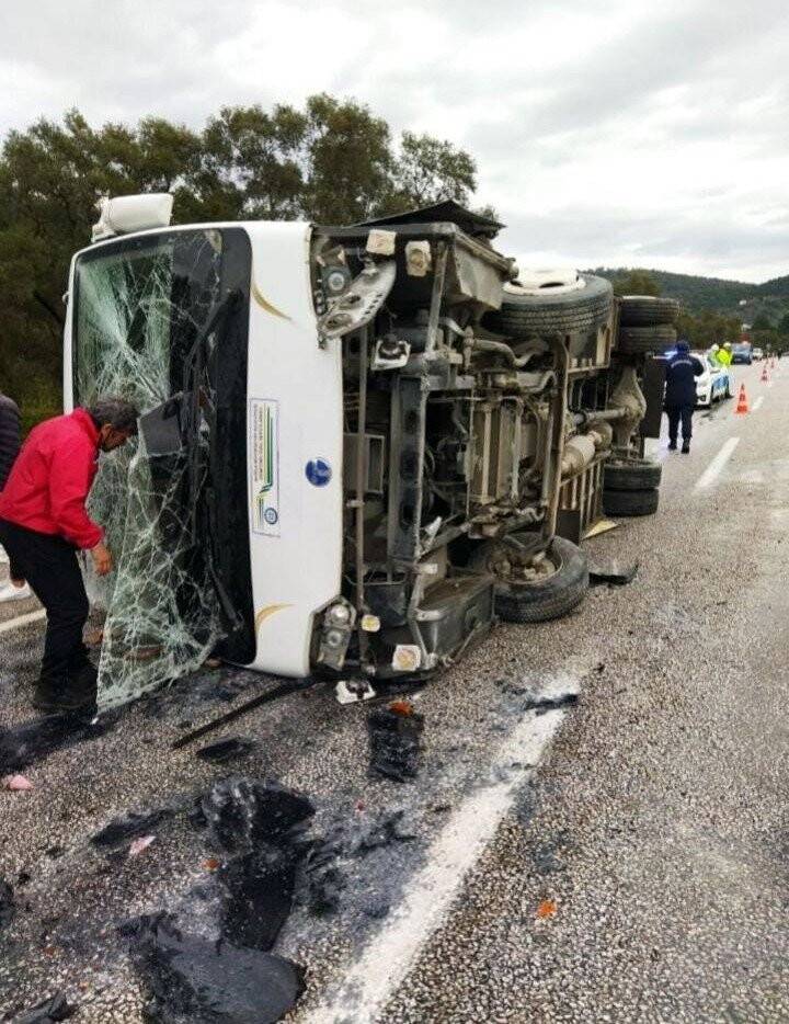 Öğrencilerin bulunduğu minibüs kaza yaptı: 12 yaralı