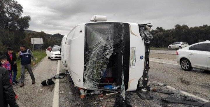 Öğrencilerin bulunduğu minibüs kaza yaptı: 12 yaralı