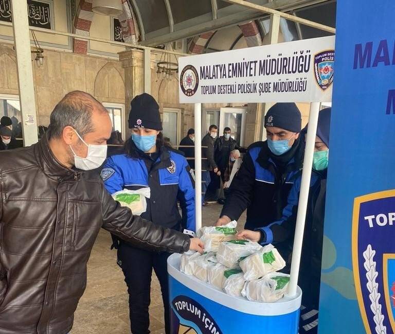 Polis kandil simidi dağıttı