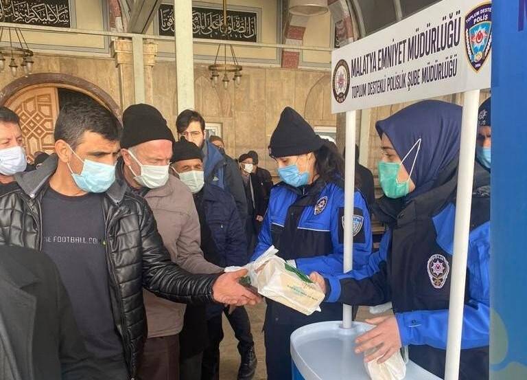 Polis kandil simidi dağıttı