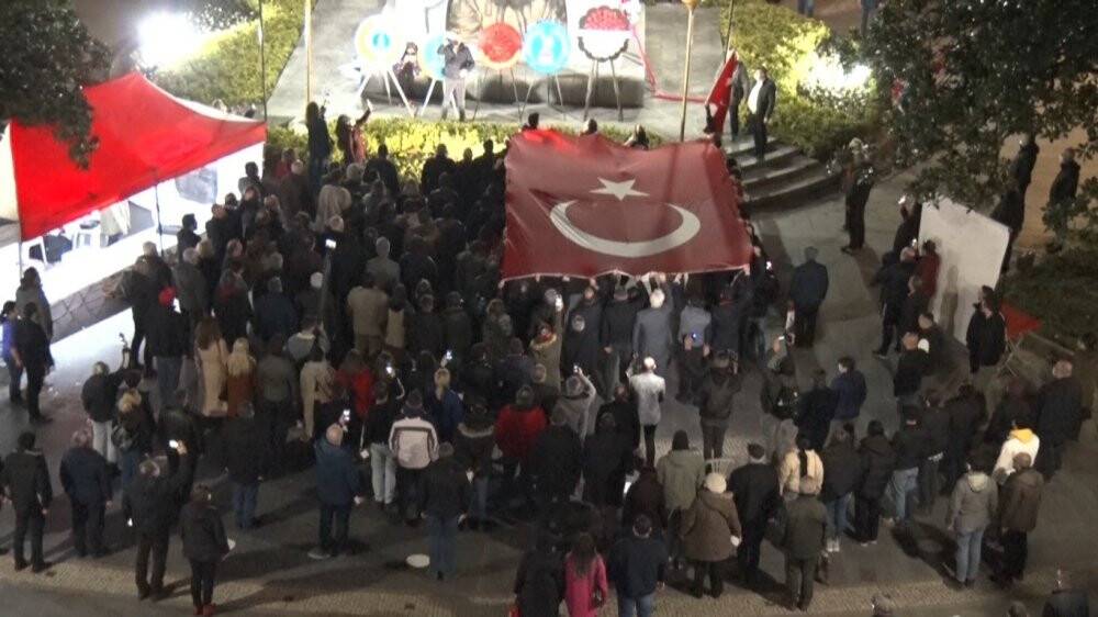 Taraftarlardan Onur Anıtı’na saldırıya meşaleli tepki