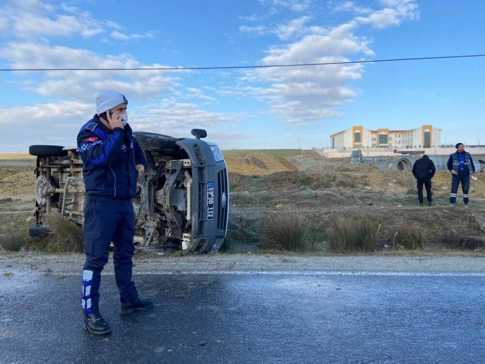 Cenaze aracı devrildi: 2 kişi yaralandı