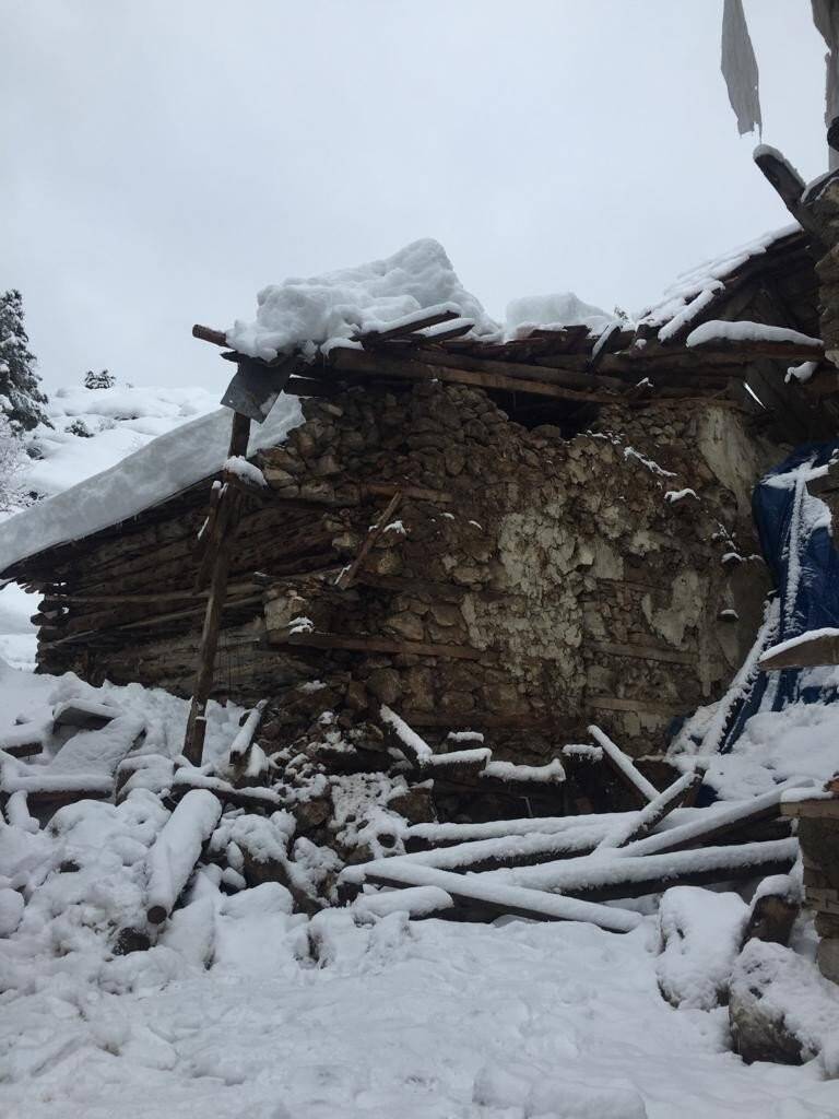 Konya'da besihaneler ile bir evin çatısı çöktü