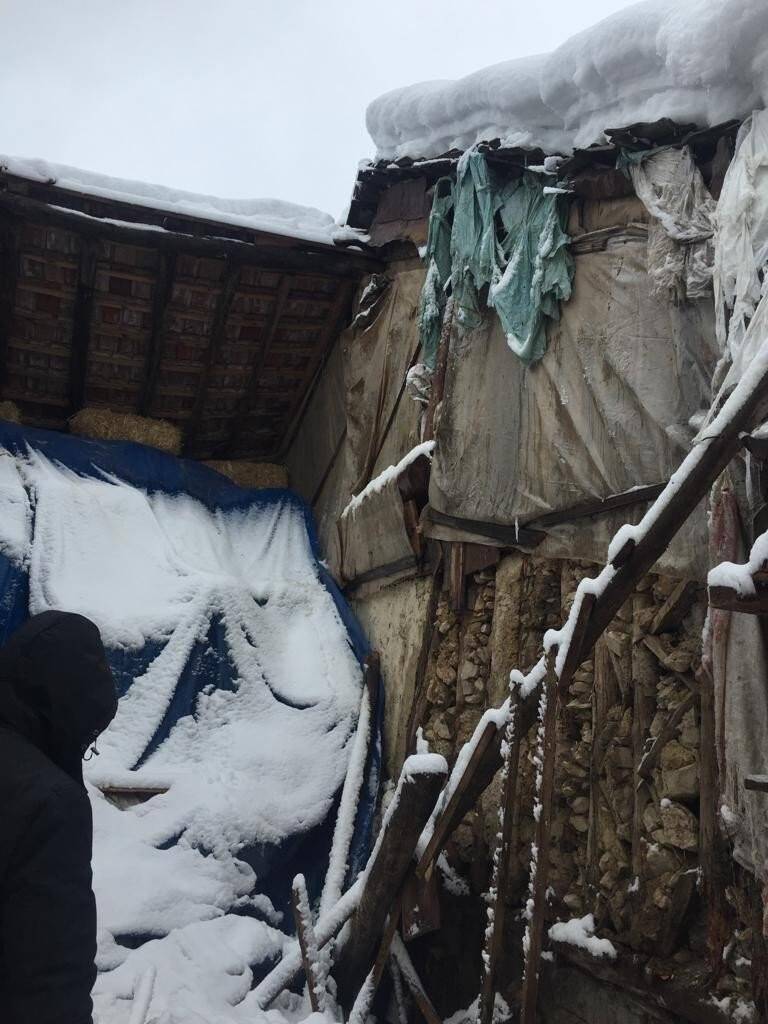 Konya'da besihaneler ile bir evin çatısı çöktü