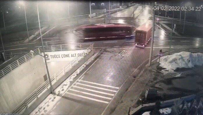 Konya'da kaza! Otobüs ile kamyon çarpıştı: 11 yaralı